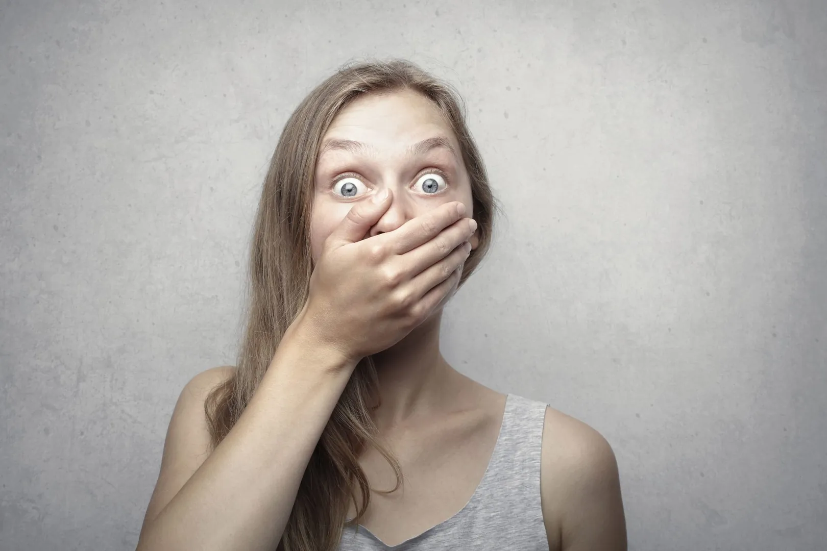 Femme surprise et paniquée car elle a claqué la porte d'entrée de sa maison et elle ne peut plus entrer