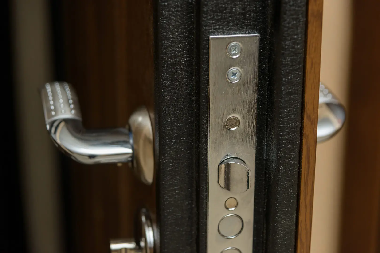 Porte blindée d'appartement avec serrure multipoints illustrant l'ouverture d'urgence